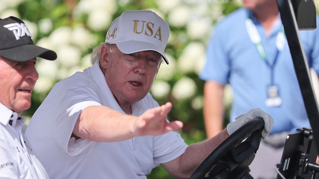 Donald Trump on tuttu näky golfkentillä.