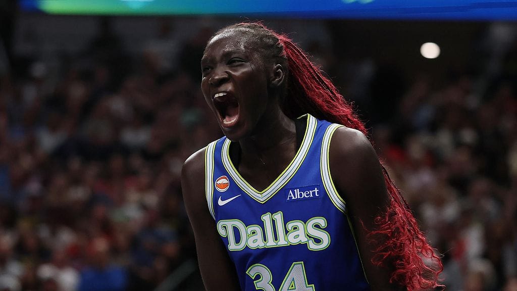 Dallas Wingsin Awak Kuier, 25, teki seurahistoriaa WNBA:ssa.