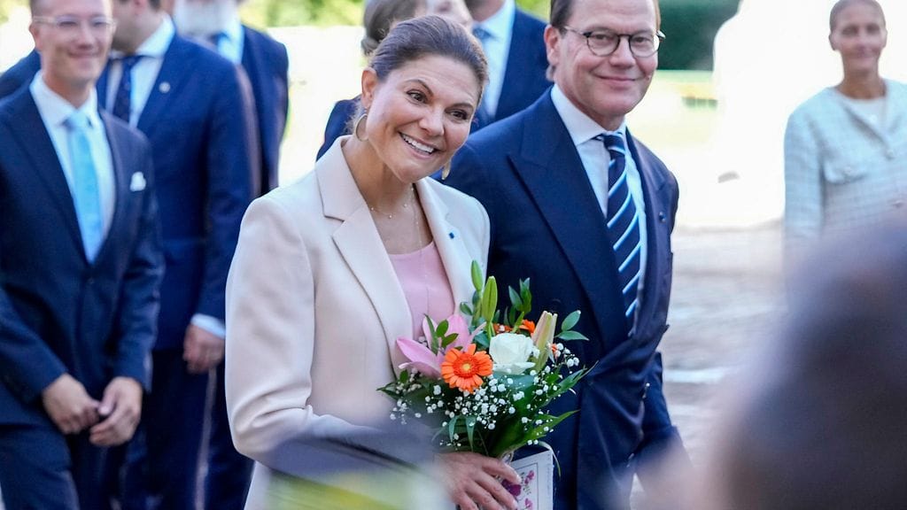 Prinsessa Victoria vastaanotti kukkakimpun.