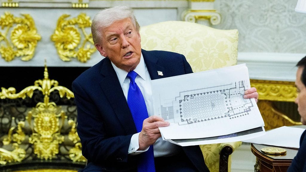 Donald Trump esittelee Valkoisen talon juhlasalin suunnitelmaa.