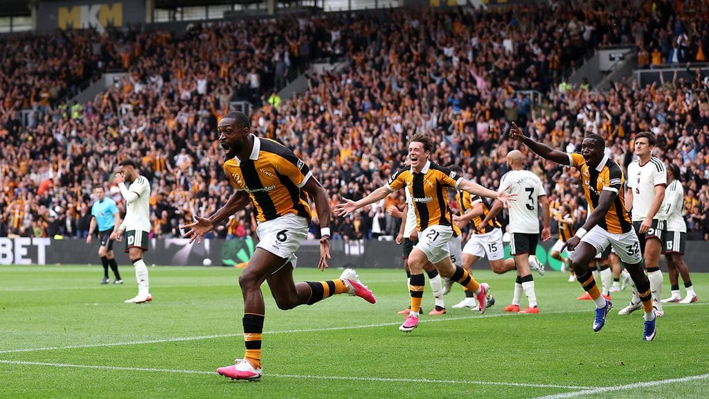 Hull Cityn Semi Ajayi juhli avausmaaliaan Manchester Unitedin verkkoon.