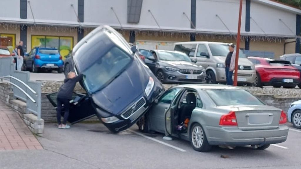 Lukijan lähettämän kuvan perusteella kyseessä oli kaksi vanhempaa Volvoa.