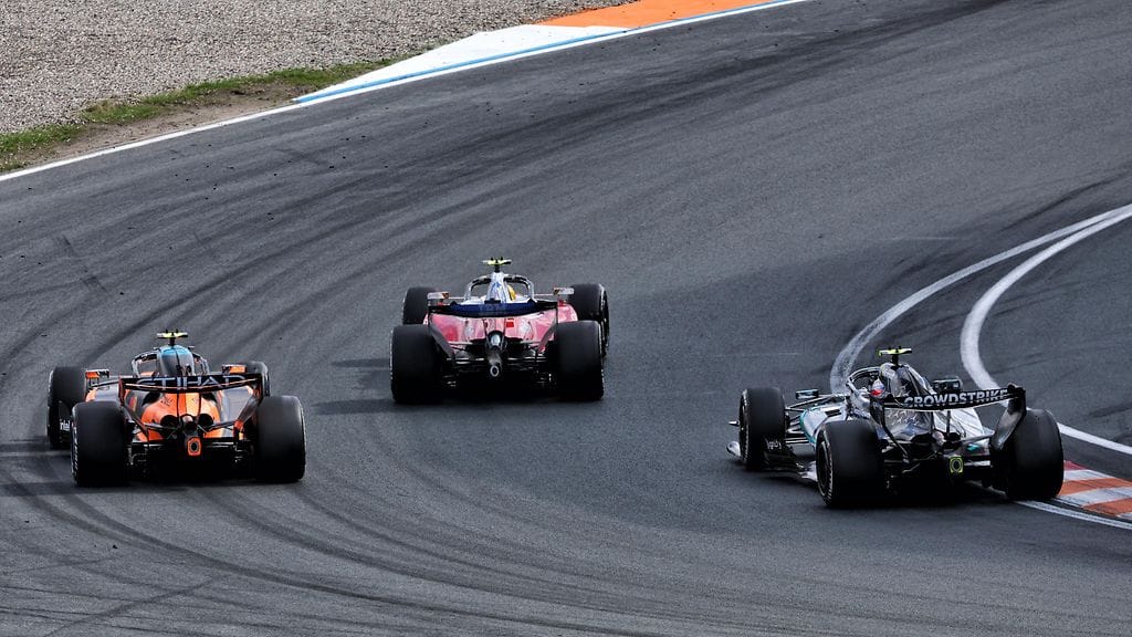 Lando Norris (vas.), Lewis Hamilton ja Kimi Antonelli taistelivat kisan kärjessä noin 50 kierroksen kohdalla.