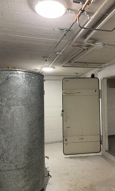 Vesitynnyri väestönsuojassa Vantaalla