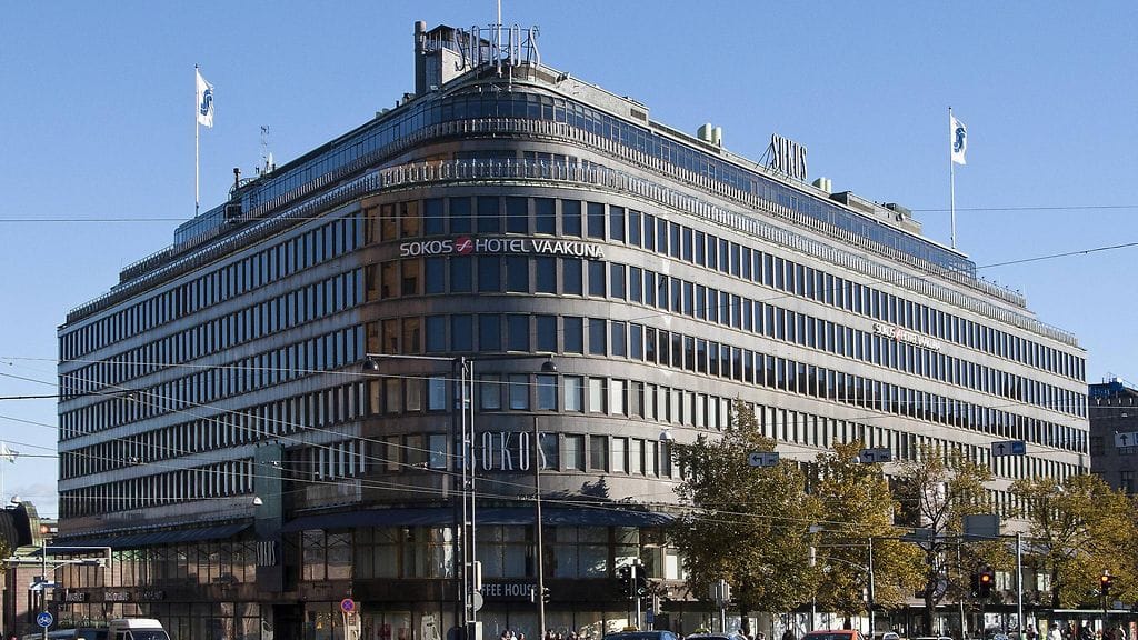 Sokoksen tavaratalo sekä Hotel Vaakuna kuvattuna Mannerheimintieltä.