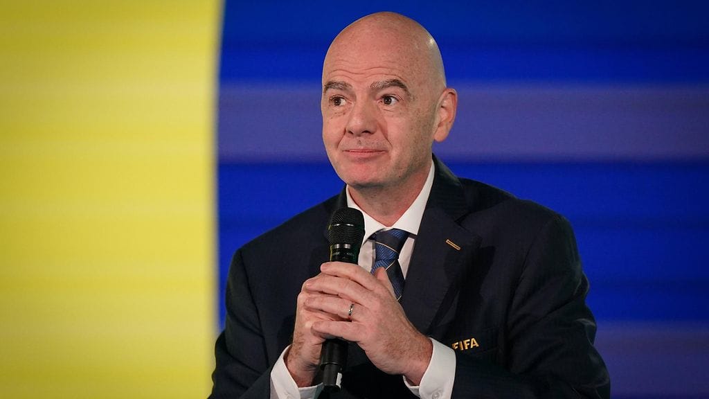 Fifan puheenjohtaja Gianni Infantino kampanjoi ensi kevään puheenjohtajavaalia silmällä pitäen ja lietsoo kansallisia lajiliittoja toisiaan vastaan.