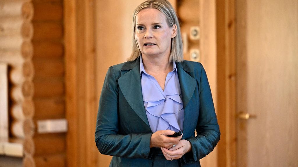 Valtiovarainministeri Riikka Purra (ps.) esittelee valtiovarainministeriön sisäisten neuvottelujen tiedotustilaisuudessa budjettiehdotusta vuodelle 2027 Moisniemessä Espoossa 4. elokuuta 2026.