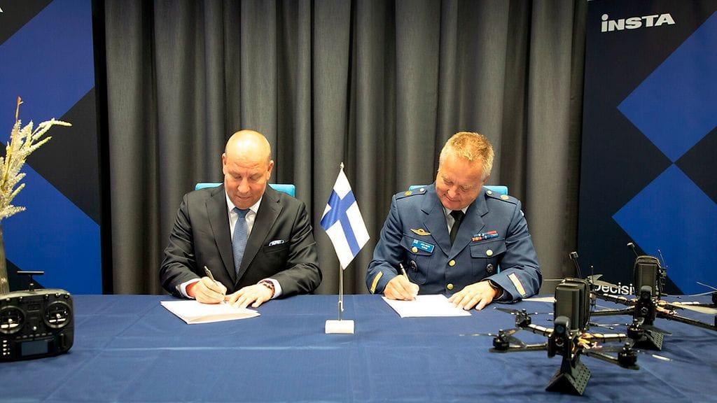 Sopimuksen allekirjoitustilaisuudessa Tuure Lehtoranta, Myynti-, markkinointi- ja yhteiskuntasuhdejohtaja sekä Puolustusvoimien logistiikkalaitoksen apulaisjohtaja, insinööriprikaatikenraali Juha-Matti Ylitalo.