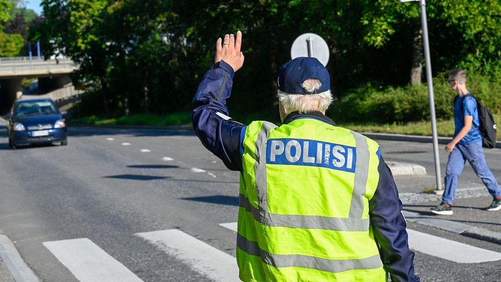 Kuvituskuvassa poliisi pysäyttää auton Puistolan peruskoulun läheisyydessä Helsingissä 12. elokuuta 2026.