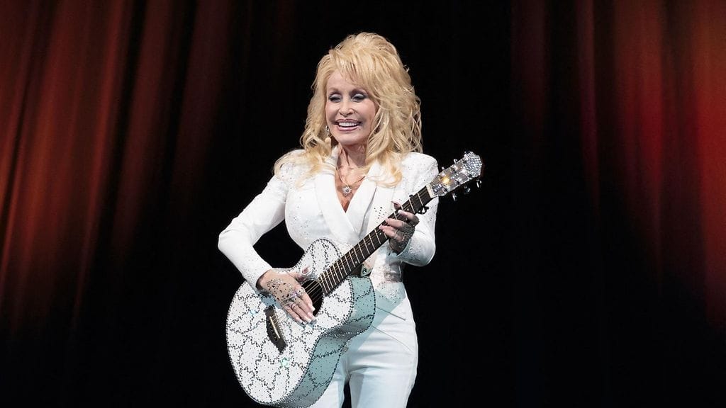 Kuvassa Dolly Parton esiintymässä Texasissa vuonna 2016. Parton kuoli kotonaan Nashvillessä tiistaina 25. elokuuta 2026.