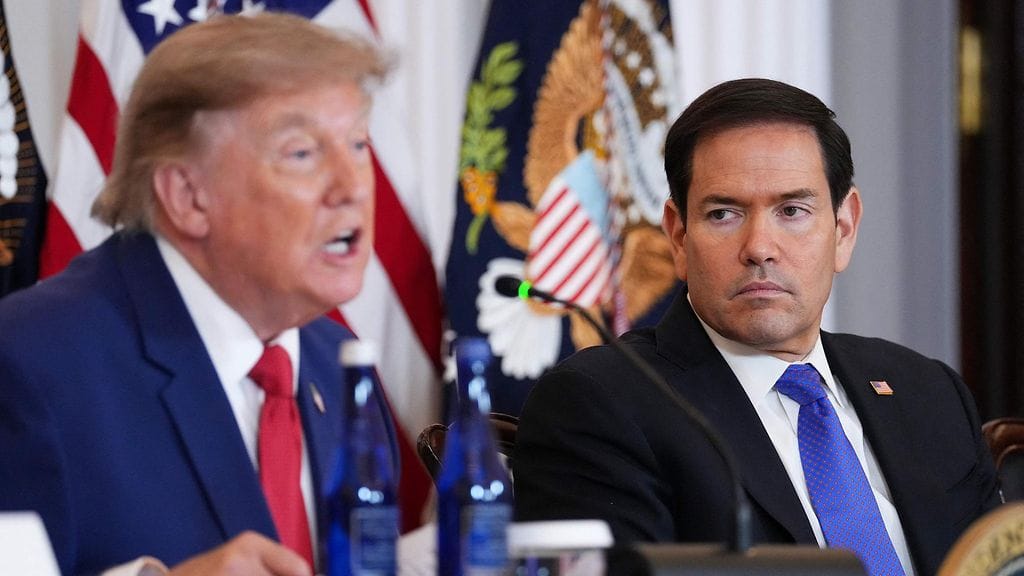 Yhdysvaltain ulkoministeri Marco Rubio (oikealla) istui presidentti Donald Trumpin vieressä Washington DC:ssä 7. elokuuta 2026.