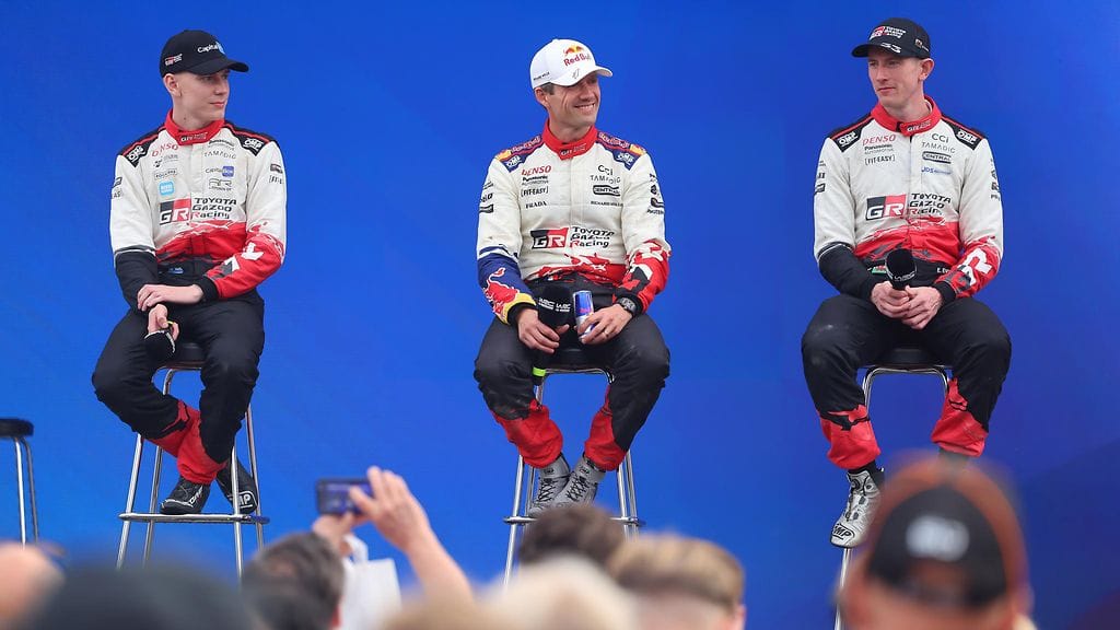 Sami Pajari (vas.) on Elfyn Evansin (oik.) kovin haastaja mestaruustaistossa, kun Sebastien Ogier (kesk.) ajautui ongelmiin Suomen MM-rallissa.