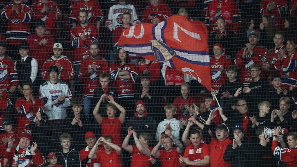 HIFK:n kannattajia kuvituskuvassa viime kaudelta.