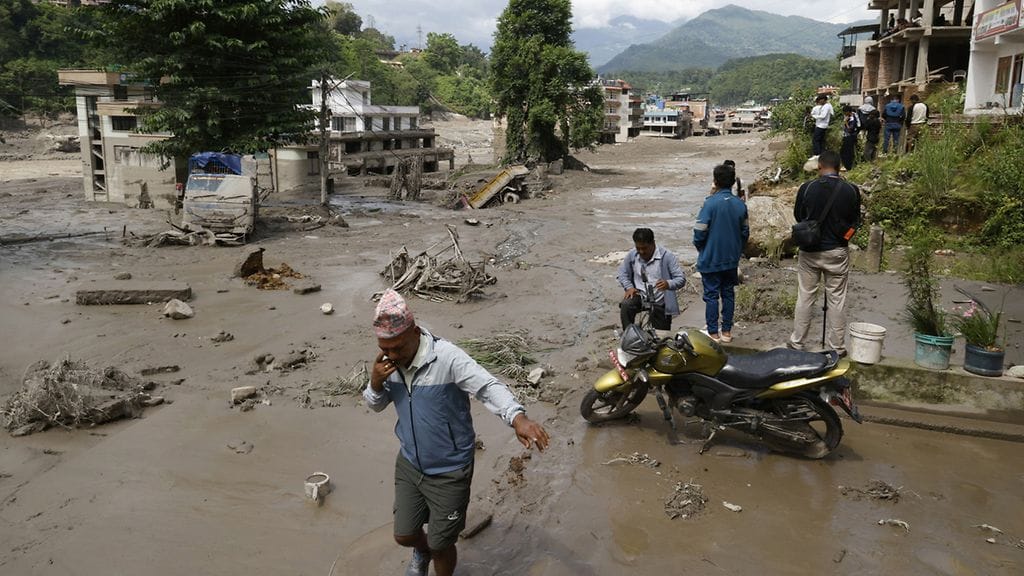 Nepaliin iskenyt äkkitulva aiheutti humanitäärisen kriisin laajalla alueella.
