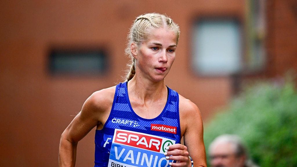 Alisa Vainio painelee Ruotsi-ottelussa 10 000 metrillä.
