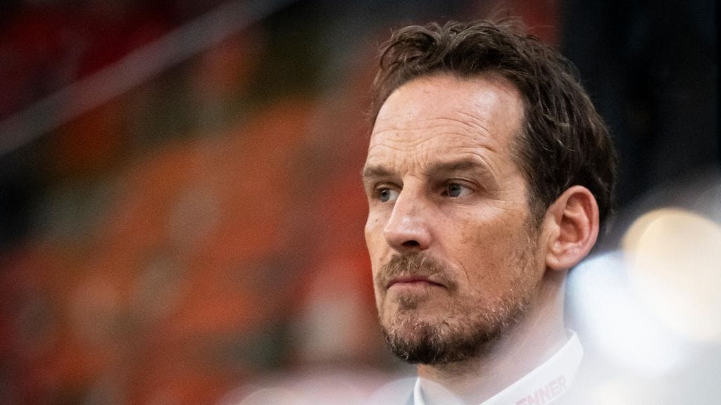 Patrick Fischer heitettiin ulos Sveitsin päävalmentajan tehtävästä koronapassiväärennyskohun seurauksena.
