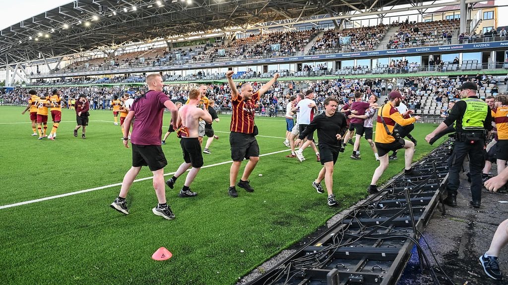 Motherwell-kannattajat ryntäsivät Helsingissä kentälle ja kaatoivat LED-mainosaidan.