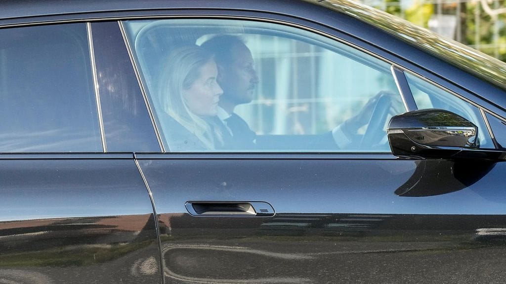 AOP mette-marit ja haakon matkalla sairaalaan 27.8.