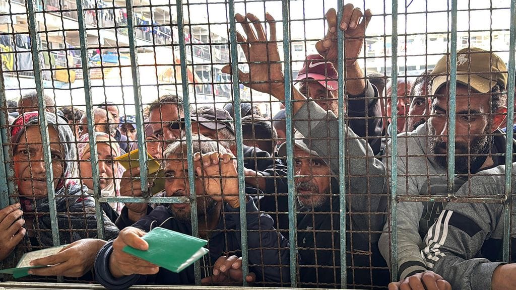 Palestiinalaiset jonottivat saadakseen telttasuojia UNRWA:n jakelupisteen edustalla Dair El-Balahissa Gazan kaistalla marraskuussa 2025.