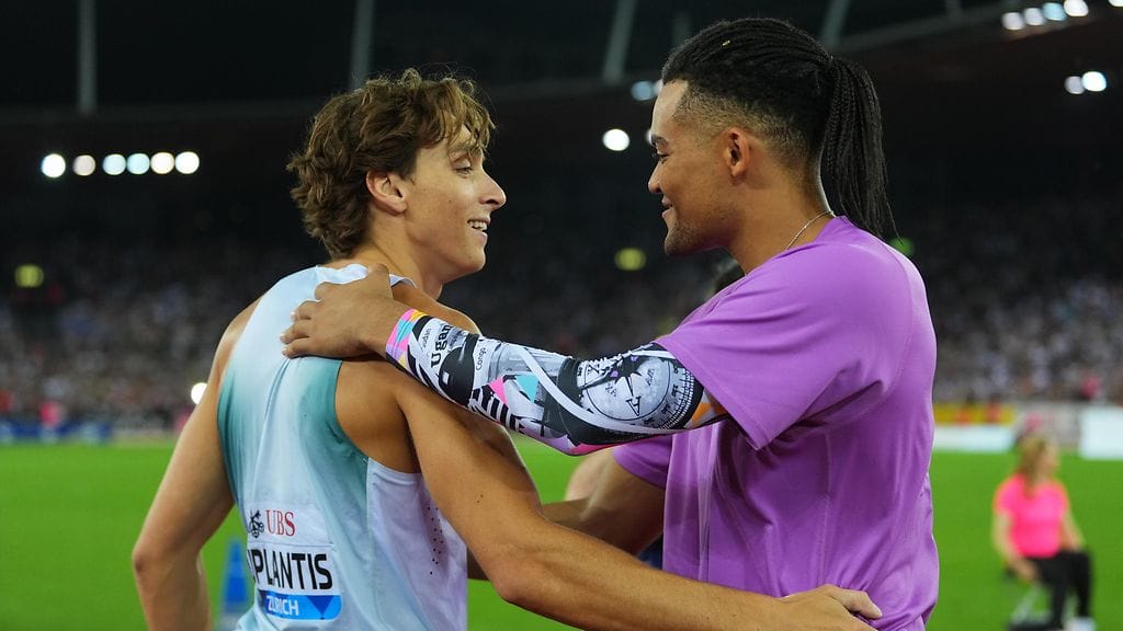 Armand Duplantis ja Emmanouil Karalis kirittävät toisiaan.