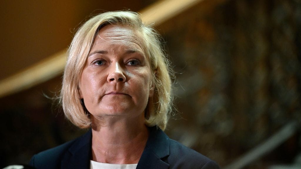 Maahanmuuttajien kotoutuminen on Suomessa hulluimmillaan papanoiden keräämistä metsistä, sisäministeri Mari Rantanen täräyttää.