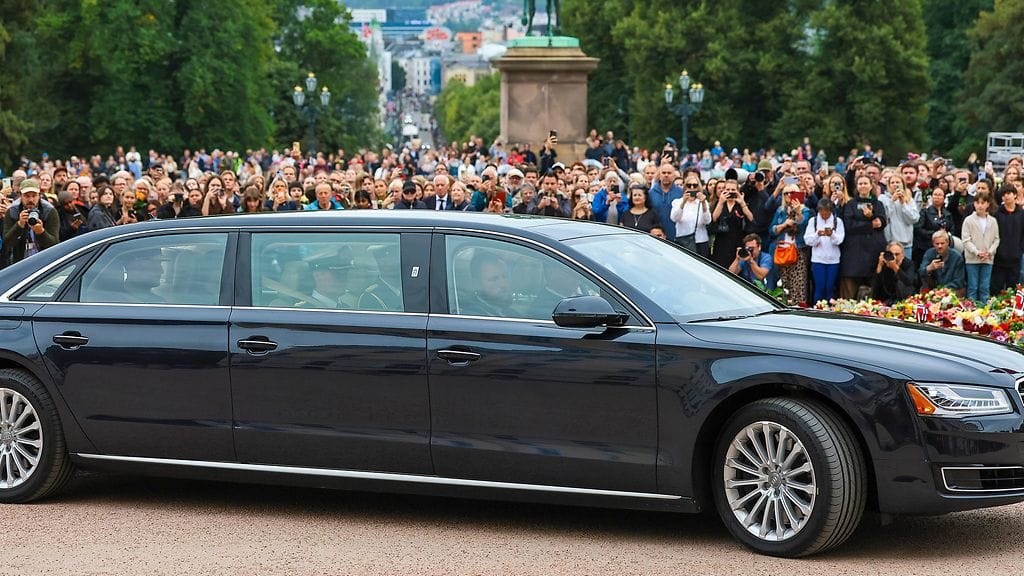 Kuningas Haakon ja kruununprinsessa Ingrid Alexandra ovat saapuneet yhdessä kuninkaanlinnaan.