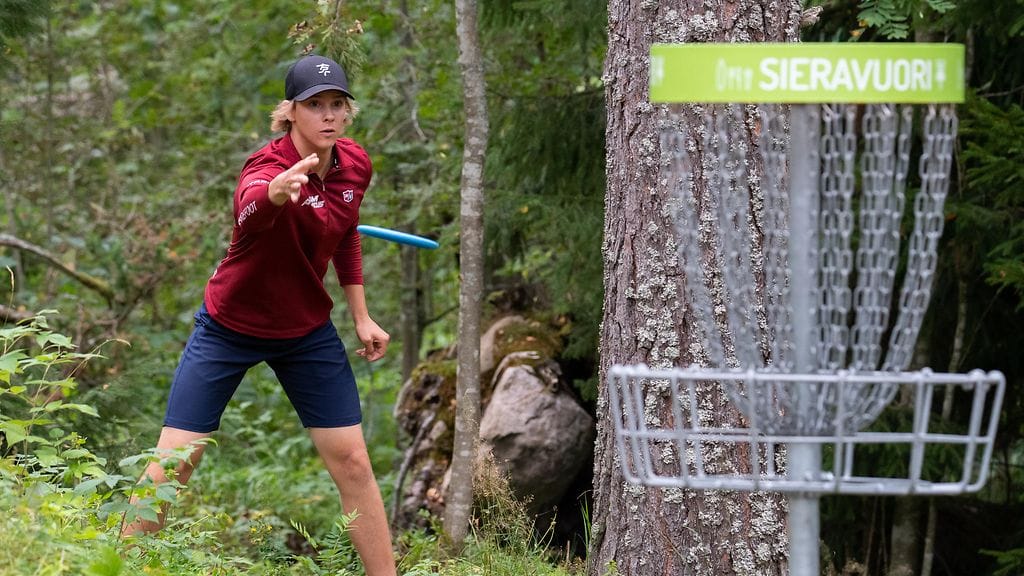 Rasmus Saukkoriipi on parhaana suomalaisena kymmenentenä frisbeegolfin MM-kisassa.