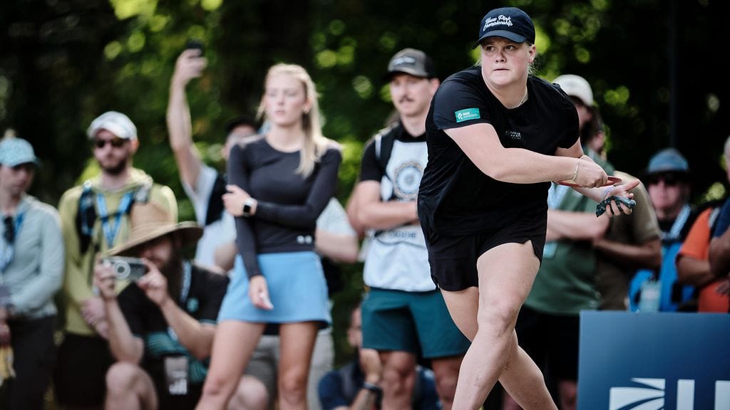 Eveliina Salonen johtaa yhdeksällä heitolla ennen frisbeegolfin MM-kisojen finaalikierrosta.