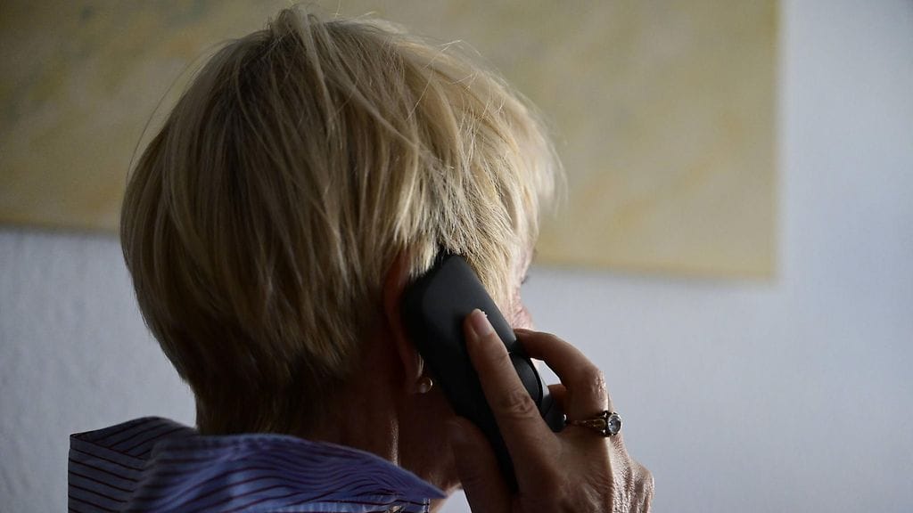 Poliisi kehottaa keskustelemaan huijausten riskeistä erityisesti ikääntyneiden läheisten kanssa. Kuvituskuva.