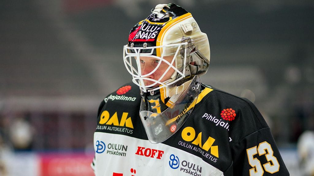 Niclas Westerholm pätkäsopimuksella KooKoo-paitaan.