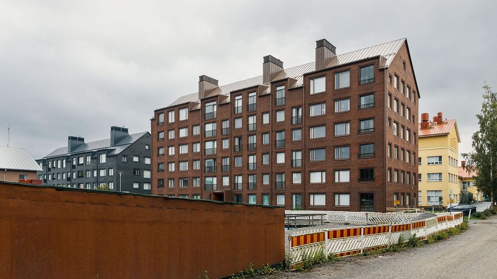 Vaasan keskustassa Palosaarella yksi henkilö löydettiin kuolleena kerrostaloasunnosta. Samoihin aikoihin Laihialla tapahtui yhden hengen vaatinut liikenneonnettomuus.
Poliisi kertoi maanantaina, että tapaukset liittyvät toisiinsa.