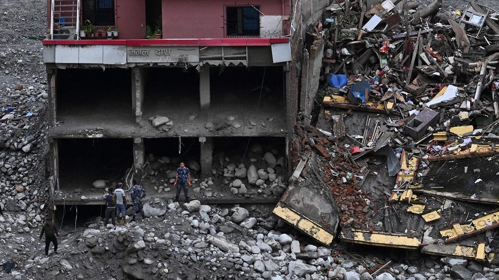 Äkkitulva aiheutti valtaisia tuhoja Nepalin ja Tiibetin raja-alueelle.