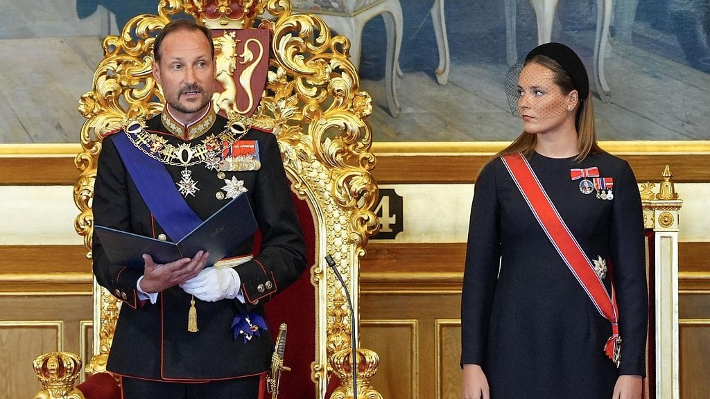 Kuningas Haakon vannomassa kuninkaanvalaa.