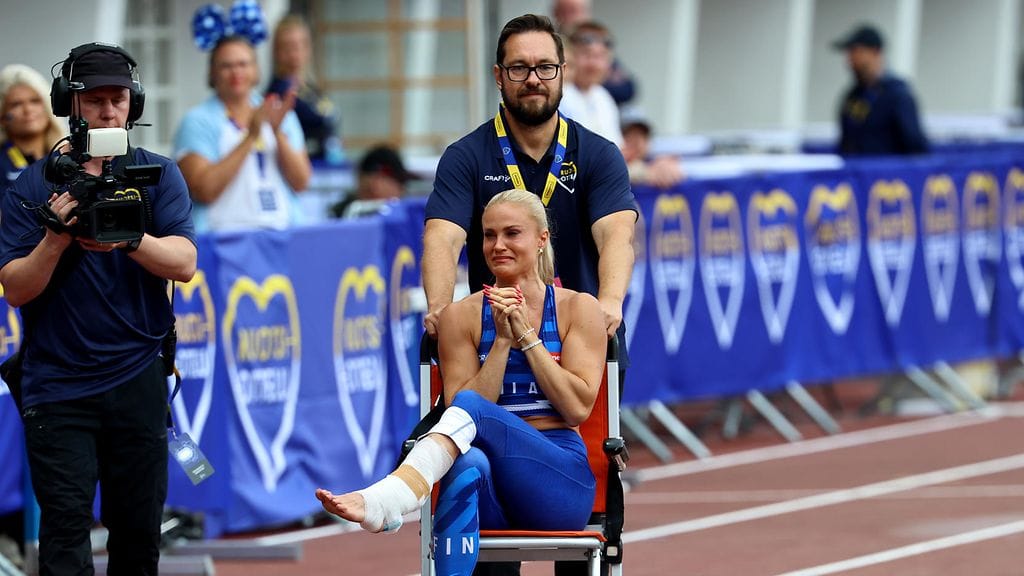Lotta Haralaa liikutettiin pyörätuolilla Ruotsi-ottelun loukkaantumisen jälkeen sunnuntaina Helsingin olympiastadionilla.