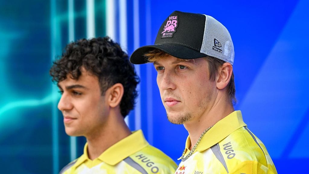 Liam Lawson (oik.) ajaa toisessa F1-osakilpailussa peräjälkeen Isack Hadjarin tilalla Red Bullilla.