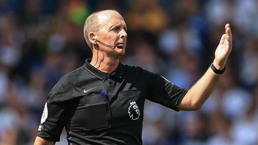 Mike Dean, 58, kertoi tehneensä itselleen leikkimielisiä haasteita Valioliigassa.