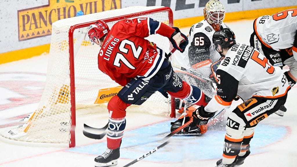 HIFK:n Eetu Liukas punnersi HPK:n puolustuksen läpi maalintekoon.