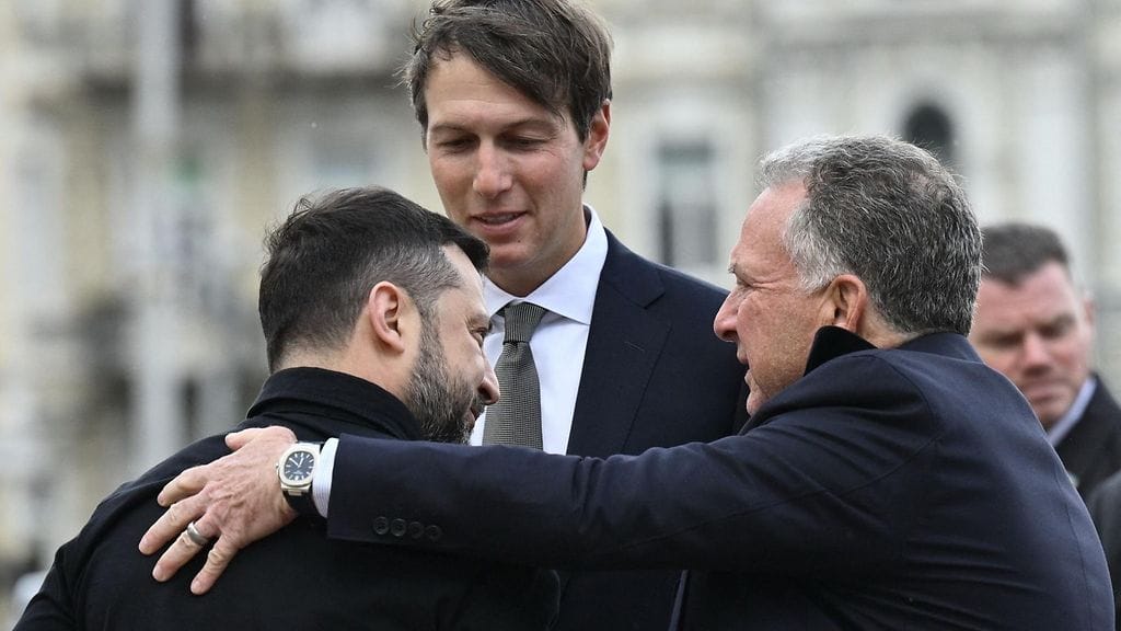 Yhdysvaltain erityislähettiläät Jared Kushner ja Steve Witkoff tapaavat presidentti Volodymyr Zelenskyin Kiovassa.