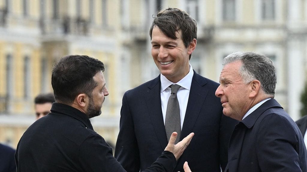 Ukrainan presidentti Zelenskyi ja Yhdysvaltain neuvottelijat Kushner ja Witkoff Kiovassa sunnuntaina.