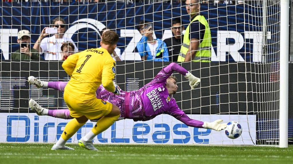 Telstarin maalivahti Ronald Koeman Junior teki kaksi maalia Hollannin liigan ottelussa.