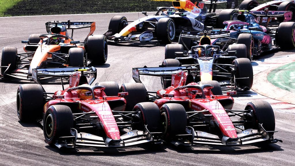 Lewis Hamiltonille ei jäänyt tilaa radalla Ferrari-tallikaveri Charles Leclercin vierellä toisessa mutkassa.
