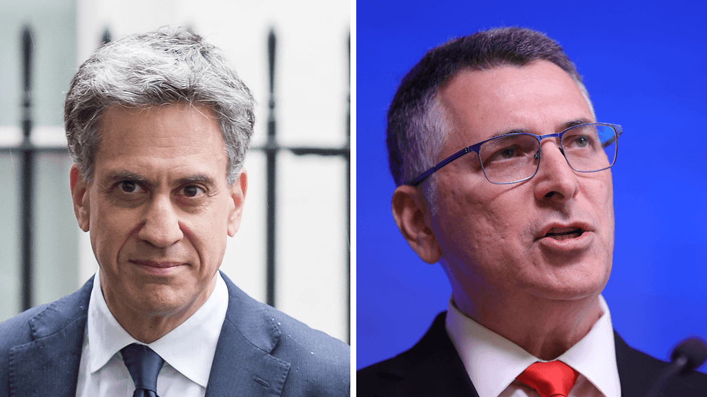 Vasemmalla Britannian ulkoministeri Ed Miliband, oikealla Israelin ulkoministeri Gideon Saar.