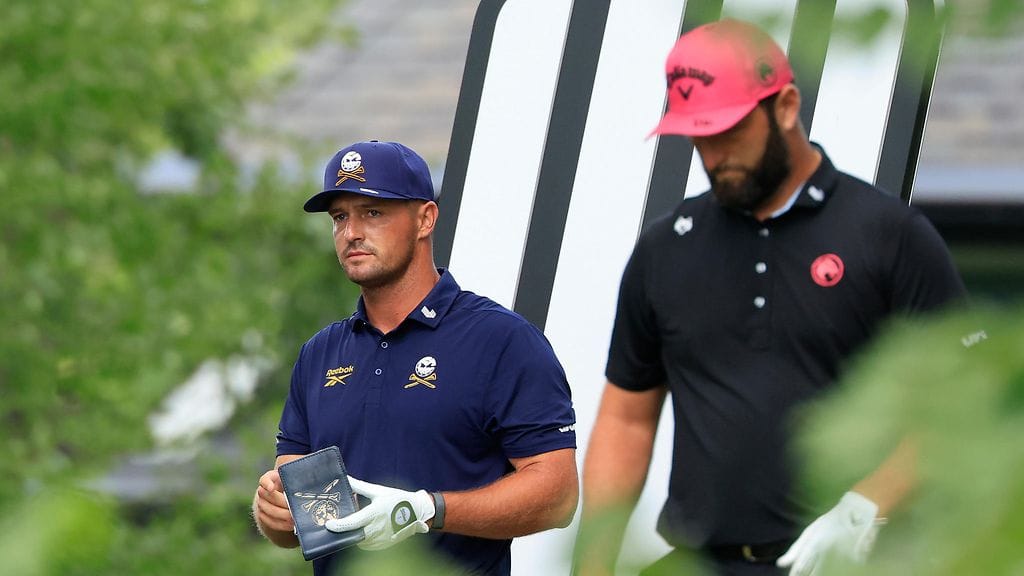 Bryson DeChambeau (vas.) ja Jon Rahm (oik.) ovat olleet LIV-kiertueen kiintotähdet.