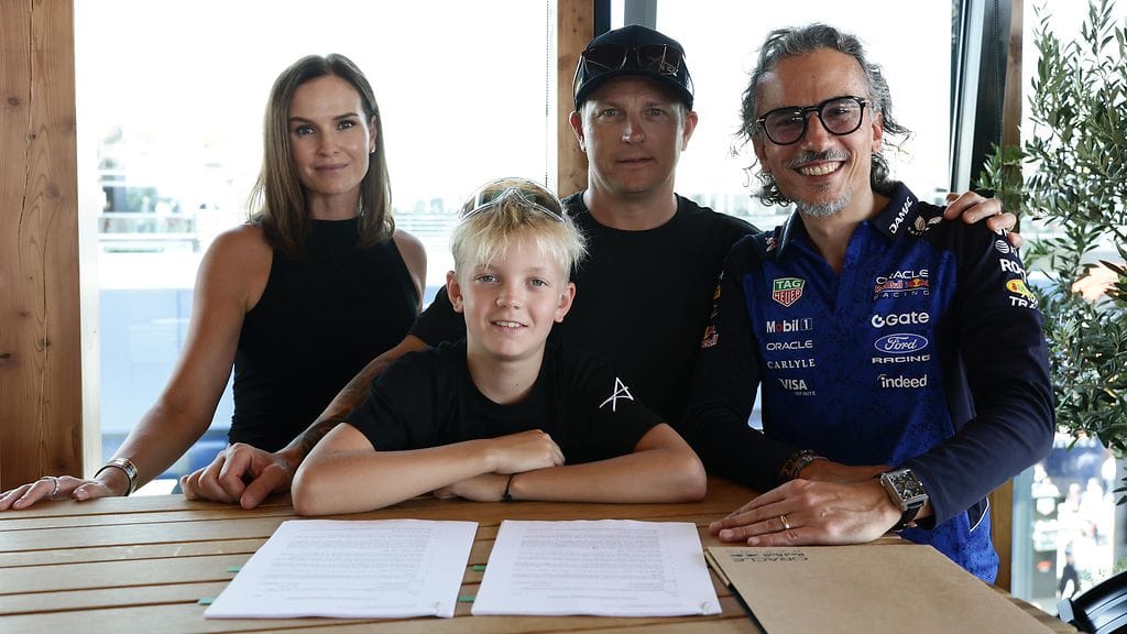 Robin Räikkönen on Red Bullin uusi nuori kyky. Kuvassa ovat myös Robinin äiti Minttu Räikkönen, isä Kimi Räikkönen sekä Red Bullin F1-tallipomo Laurent Mekies.