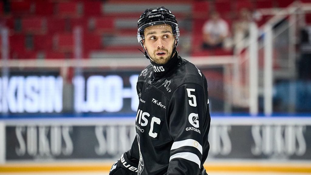 Niklas Friman loukkaantui Vaasassa pelatussa ottelussa.