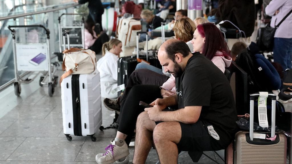 Matkustajia Heathrow'n lentokentällä Britanniassa lentokaaoksen jälkimainingeissa 9. syyskuuta 2026.