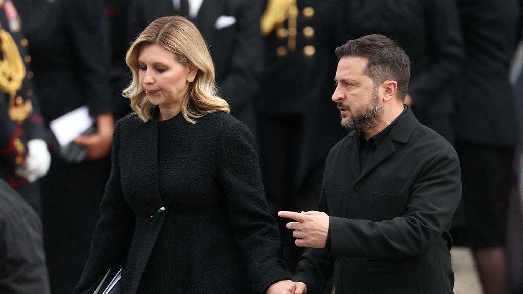 Ukrainan presidentti Volodymyr Zelenskyi ja hänen puolisonsa Olena Zelenska Norjan pääkaupunki Oslossa kuningas Haraldin hautajaisissa.