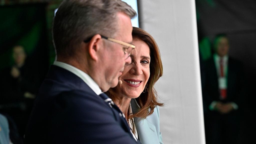 Googlen globaali investointijohtaja Ruth Porat ja pääministeri Petteri Orpo (kok.) hakukone- ja ohjelmistöyhtiö Googlen mediatilaisuudessa Helsingissä 9. syyskuuta 2026.