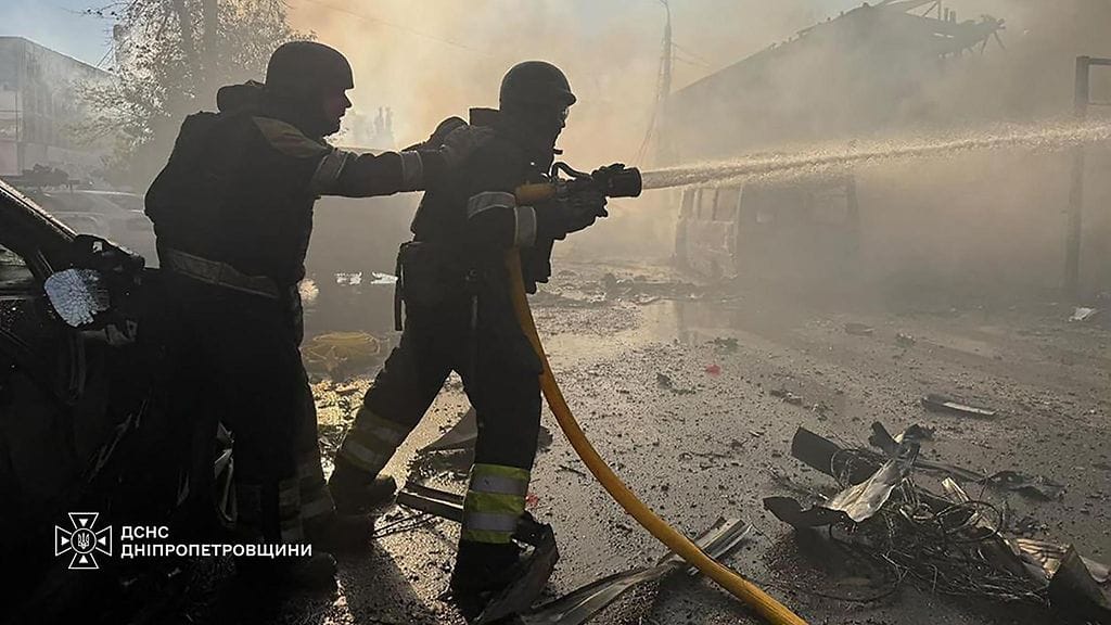 Ukrainan pelastuspalvelun 10. syyskuuta 2026 ottamassa ja julkaisemassa valokuvassa ukrainalaiset pelastajat sammuttavat tulipaloa Venäjän ilmaiskun jälkeen Pavlogradissa.