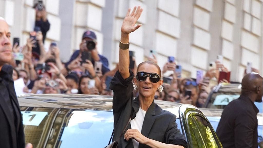 Céline Dion tervehti fanejaan iloisesti 12. syyskuuta Pariisissa.